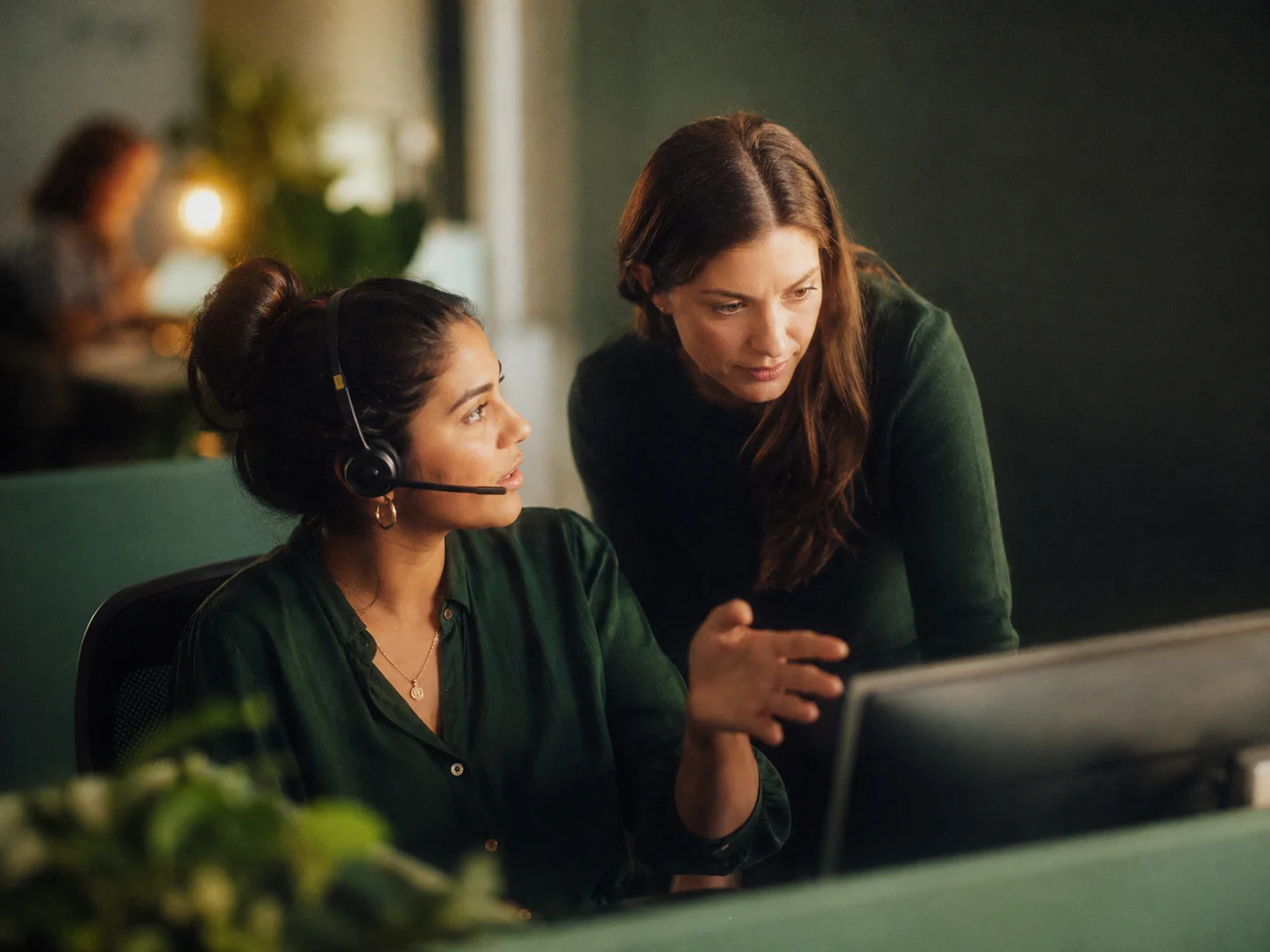 Two support colleagues handing off a conversation